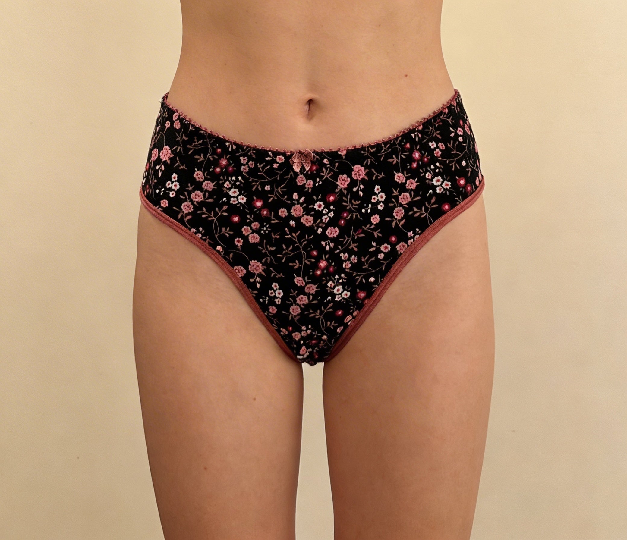 Scarlet Muse Set in floral Black